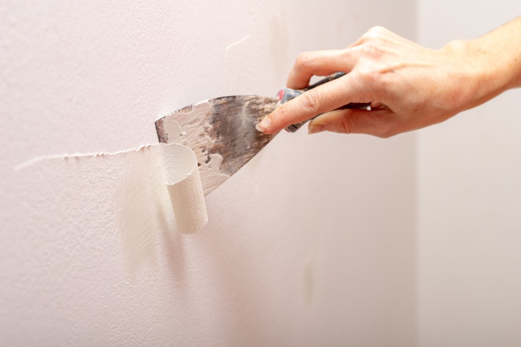 Art of Stripping Old Paint from Walls